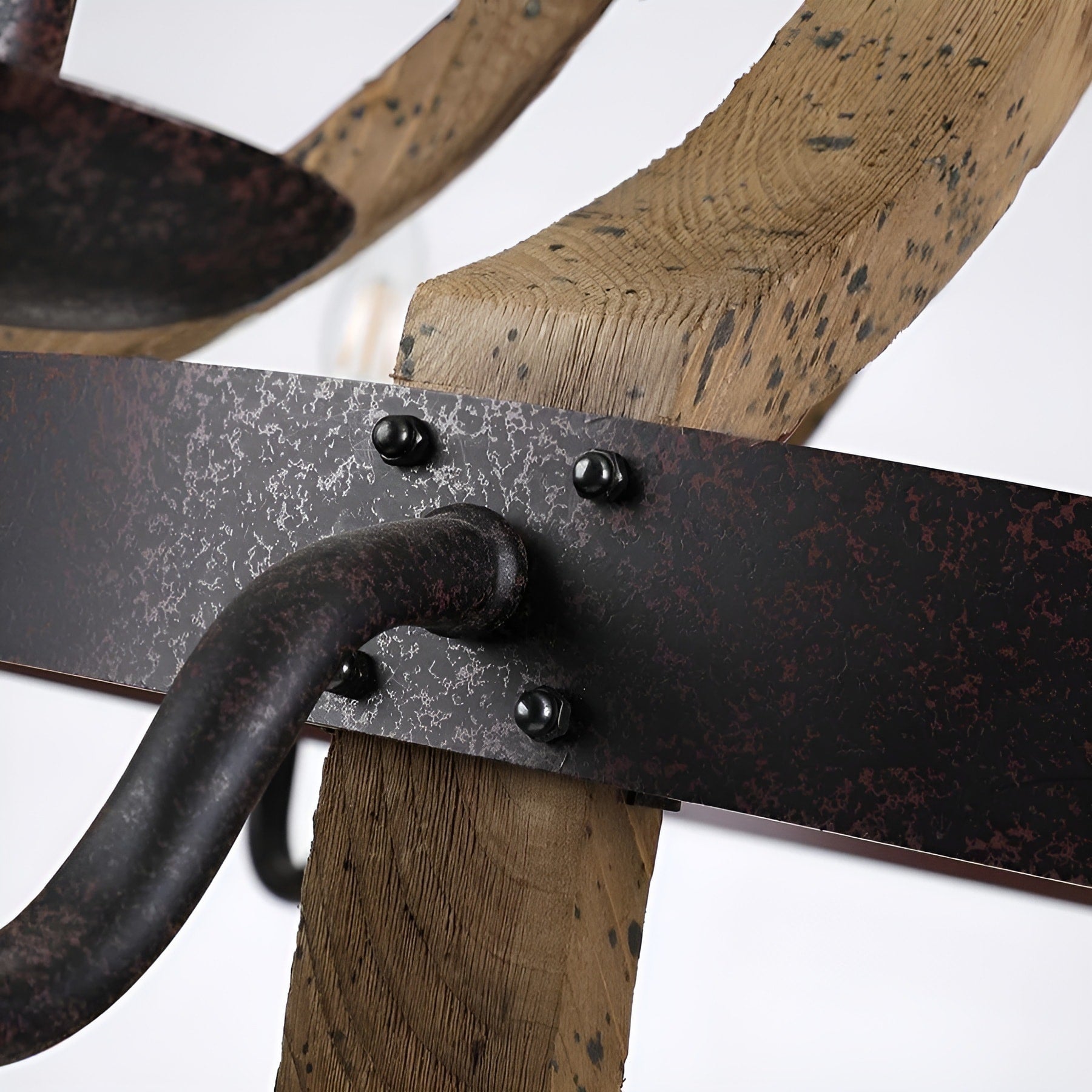 Lustre à deux niveaux de style campagnard français à 12 lumières, fabriqué à partir de tonneaux de vin.