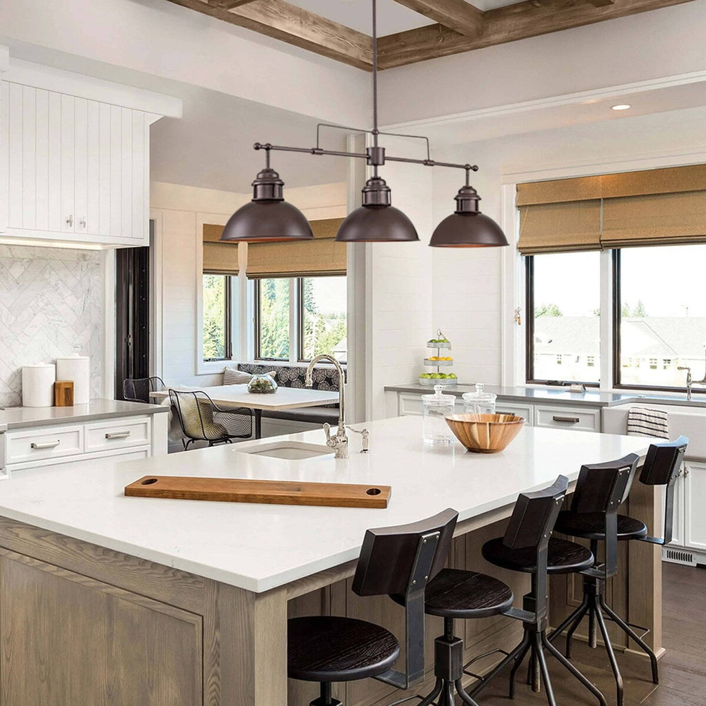 Suspension à trois lumières de style industriel/ferme, en métal, finition bronze huilé, pour îlot de cuisine.