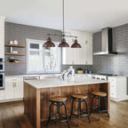 Suspension à trois lumières de style industriel/ferme, en métal, finition bronze huilé, pour îlot de cuisine.