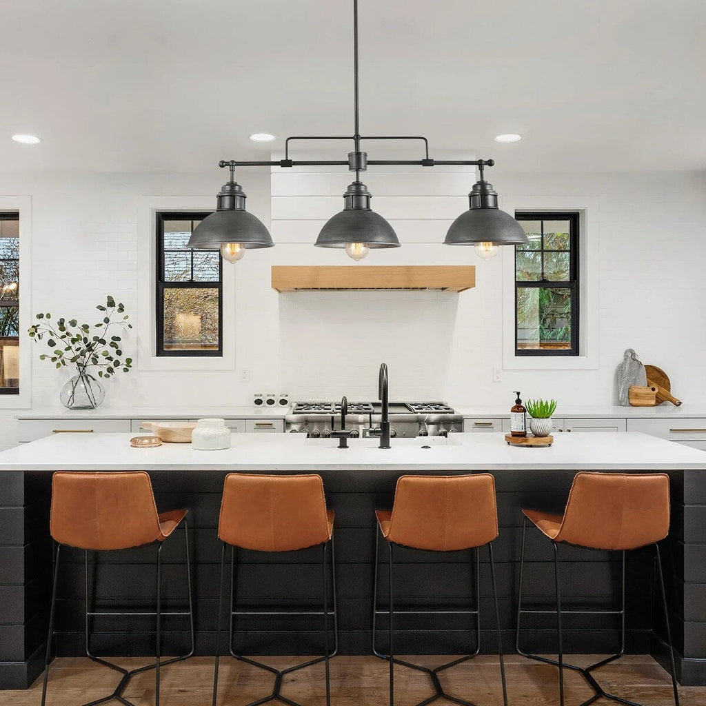 Suspension à trois lumières de style industriel/ferme, en métal, finition bronze huilé, pour îlot de cuisine.