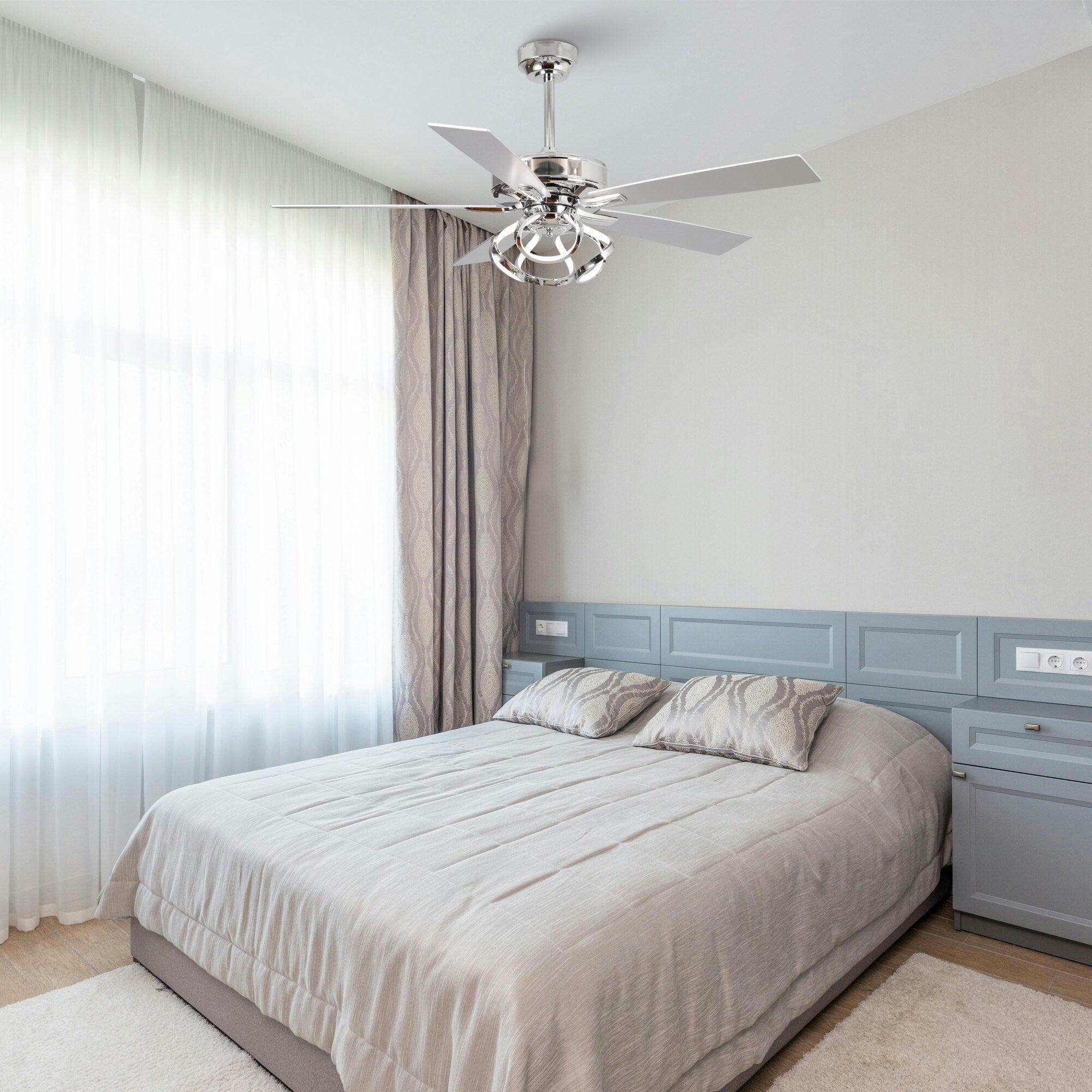 Ventilateur de plafond intérieur moderne chromé/noir de 52 pouces avec éclairage, télécommande et 5 pales réversibles