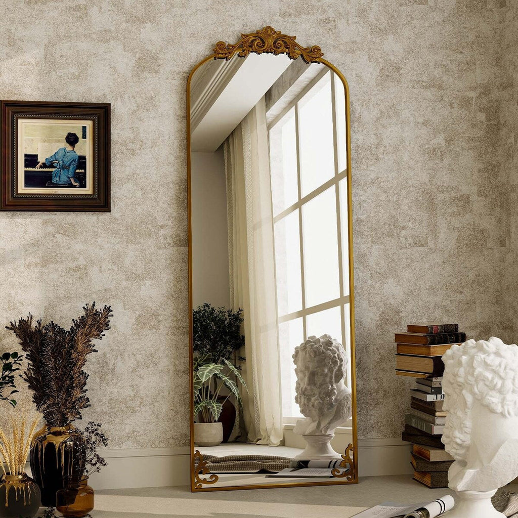 Miroir sur pied arqué à motif floral baroque