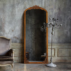 Miroir sur pied arqué en bois massif sculpté