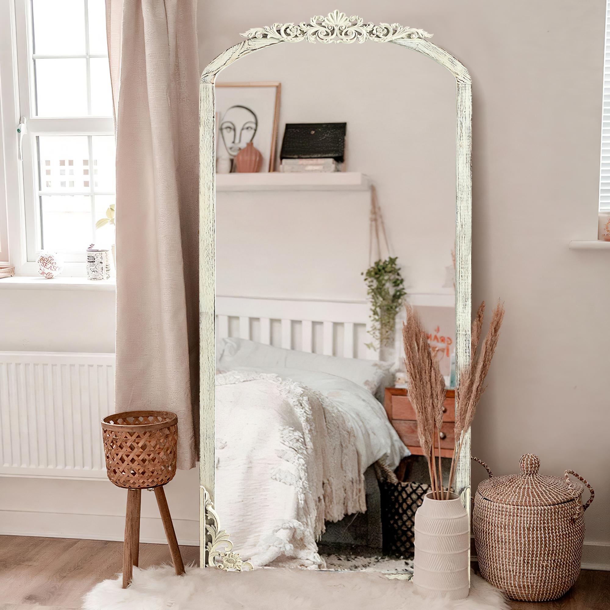 Miroir sur pied arqué en bois massif sculpté