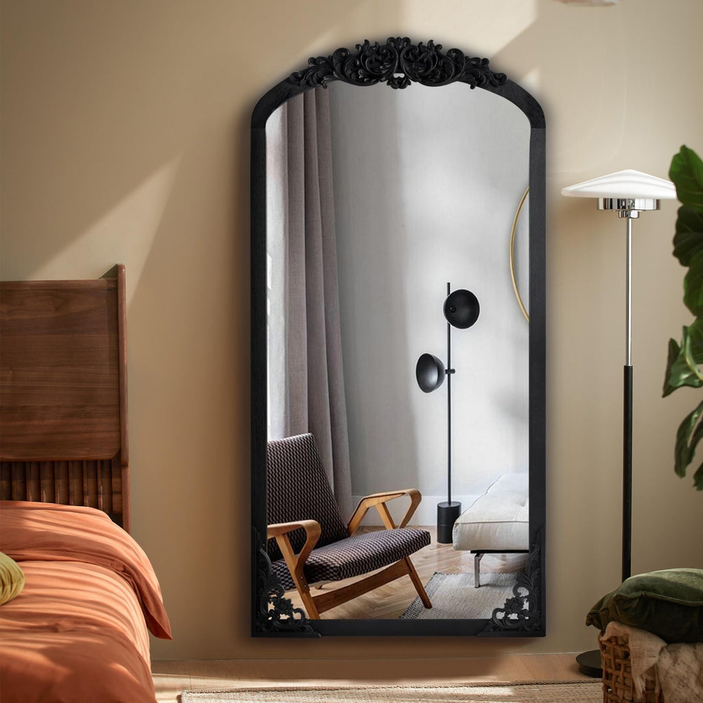 Miroir sur pied arqué en bois massif sculpté