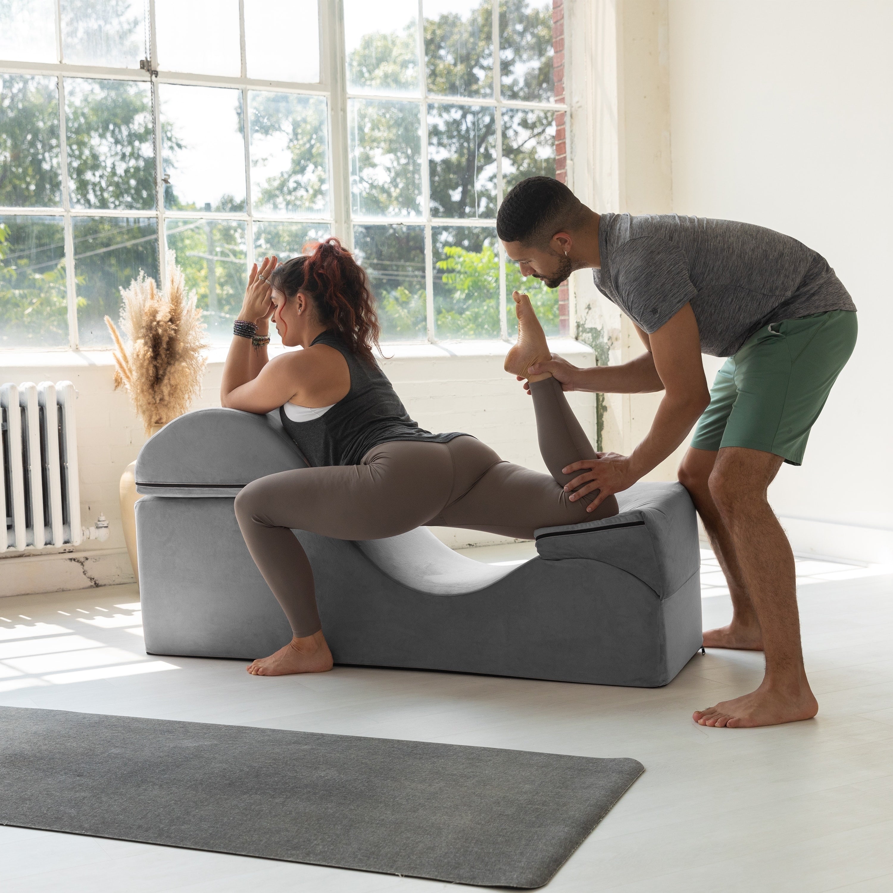 Chaise longue convertible Avana Kami / Yoga et massage - Pouf 2 en 1 avec fauteuil de yoga dépliable dissimulé, Microvelours - Non disponible