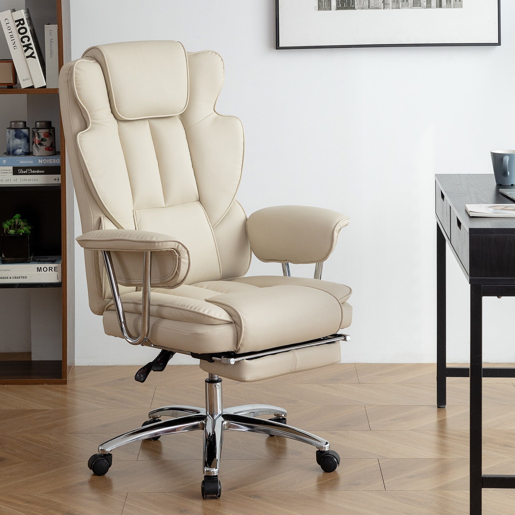 Fauteuil de bureau ergonomique pivotant à 360° en cuir reconstitué beige, dossier haut, soutien lombaire, repose-pieds et hauteur réglable.