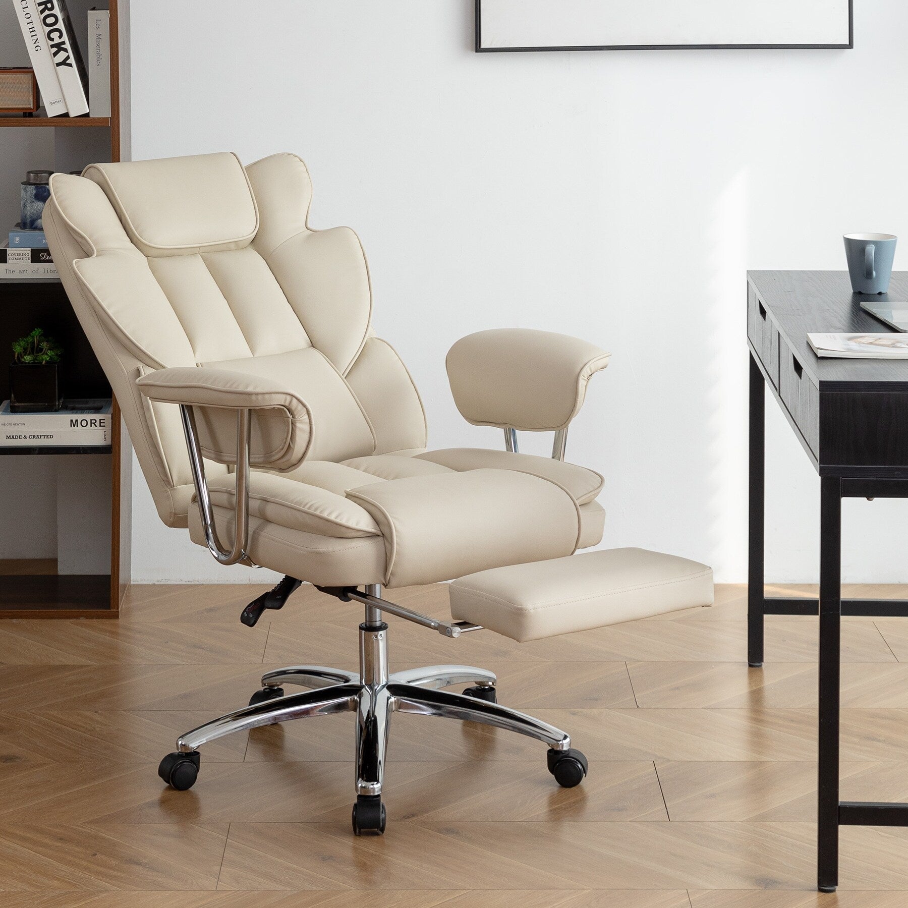 Fauteuil de bureau ergonomique pivotant à 360° en cuir reconstitué beige, dossier haut, soutien lombaire, repose-pieds et hauteur réglable.
