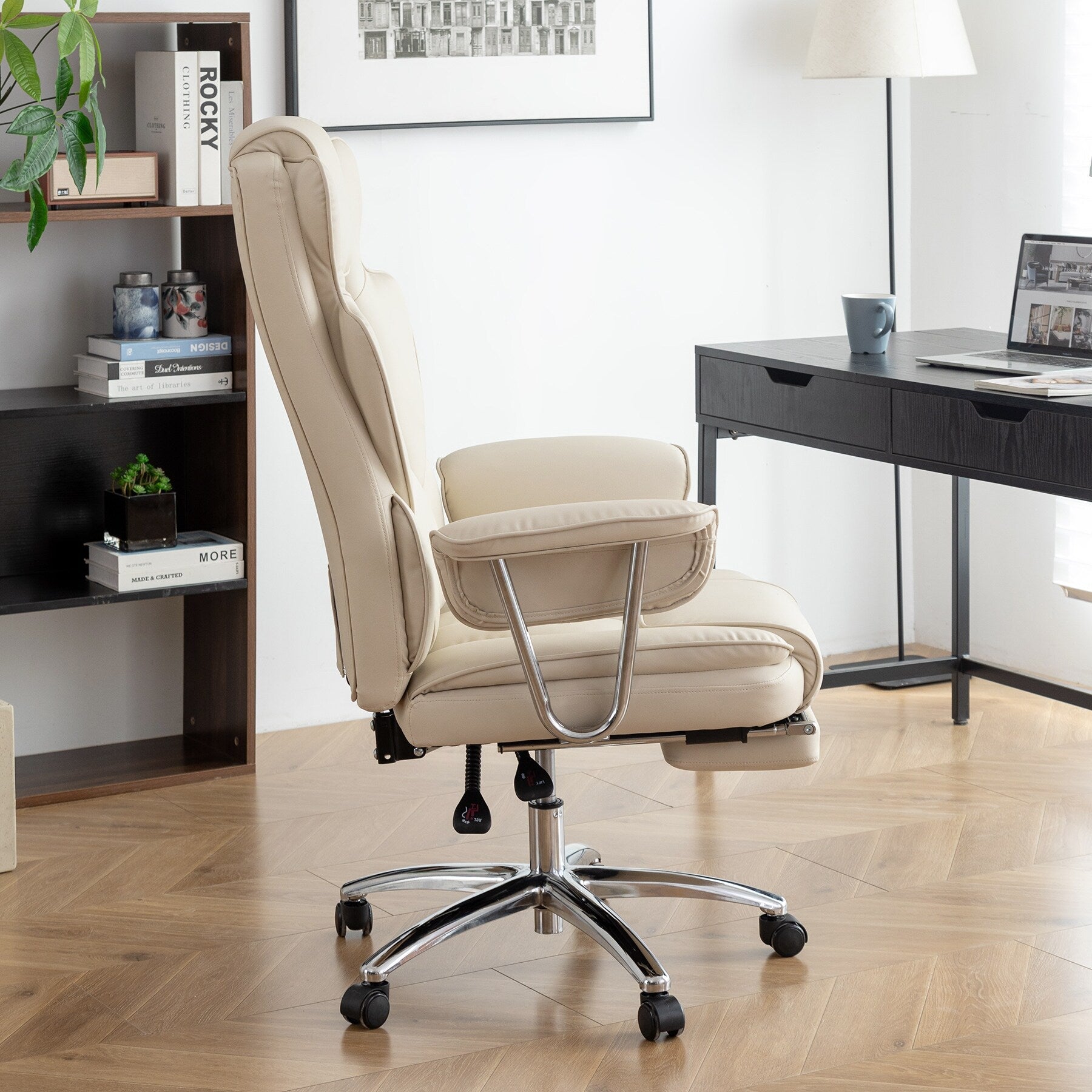 Fauteuil de bureau ergonomique pivotant à 360° en cuir reconstitué beige, dossier haut, soutien lombaire, repose-pieds et hauteur réglable.