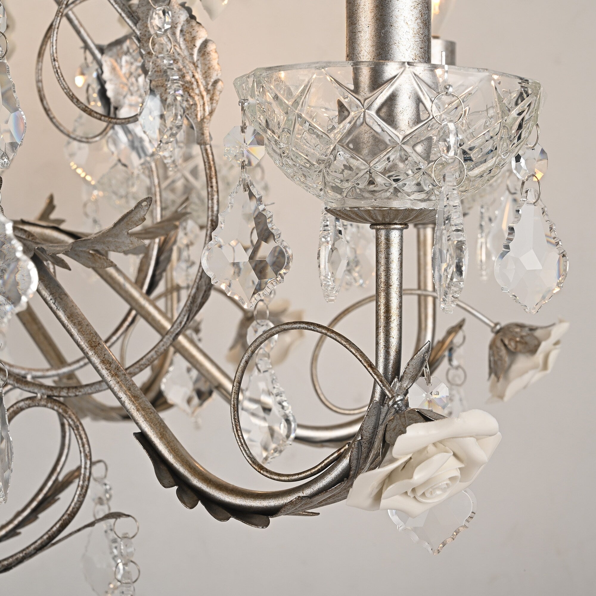 Magnifique et élégant lustre vintage en cristal rose, style palais.